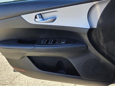 2024 Kia Forte LXS IVT