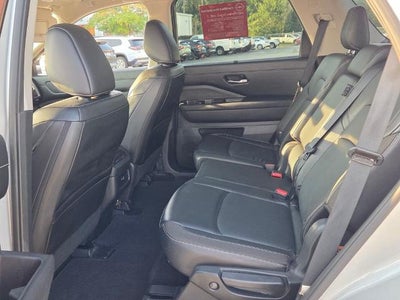 2024 Nissan Pathfinder SL 2WD