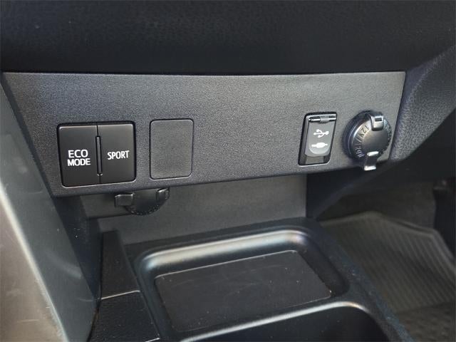 2017 Toyota RAV4 LE FWD (GS)