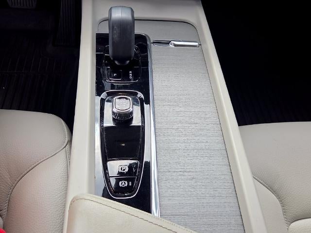 2023 Volvo XC60 B5 AWD Plus Dark Theme