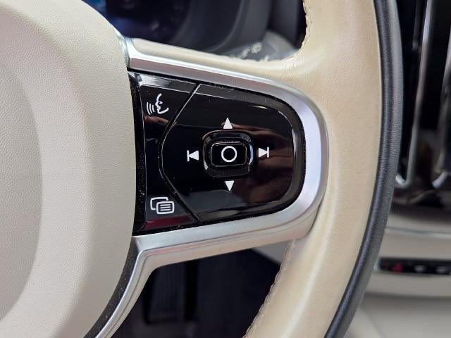 2023 Volvo XC60 B5 AWD Plus Dark Theme