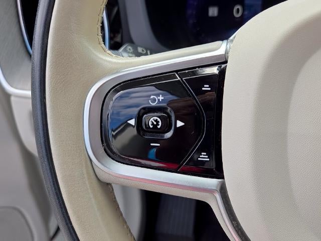 2023 Volvo XC60 B5 AWD Plus Dark Theme