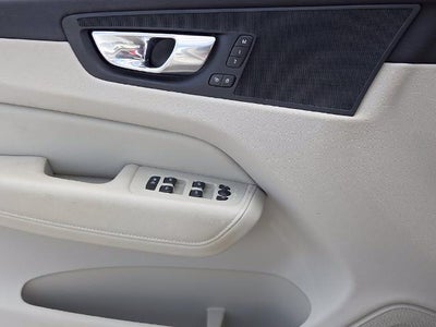 2023 Volvo XC60 B5 AWD Plus Dark Theme