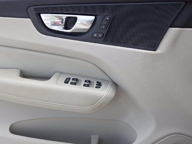 2023 Volvo XC60 B5 AWD Plus Dark Theme