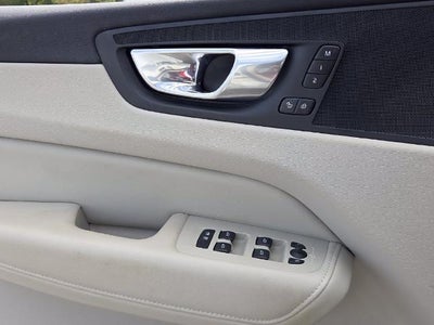 2023 Volvo XC60 B5 AWD Plus Dark Theme