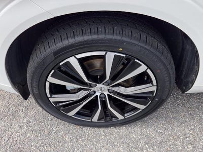 2023 Volvo XC60 B5 AWD Plus Dark Theme