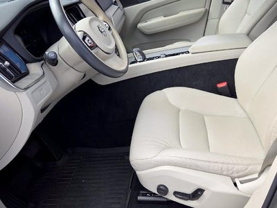 2023 Volvo XC60 B5 AWD Plus Dark Theme