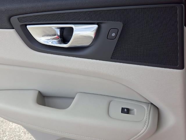 2023 Volvo XC60 B5 AWD Plus Dark Theme